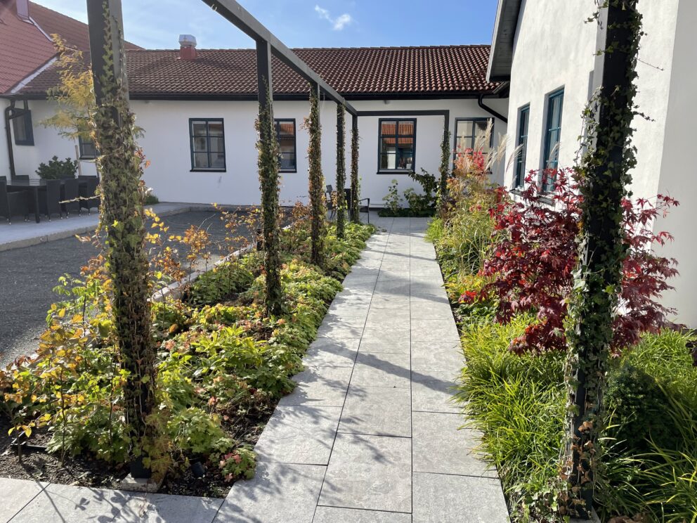 kalkstensgång, prägla och perennrabatten